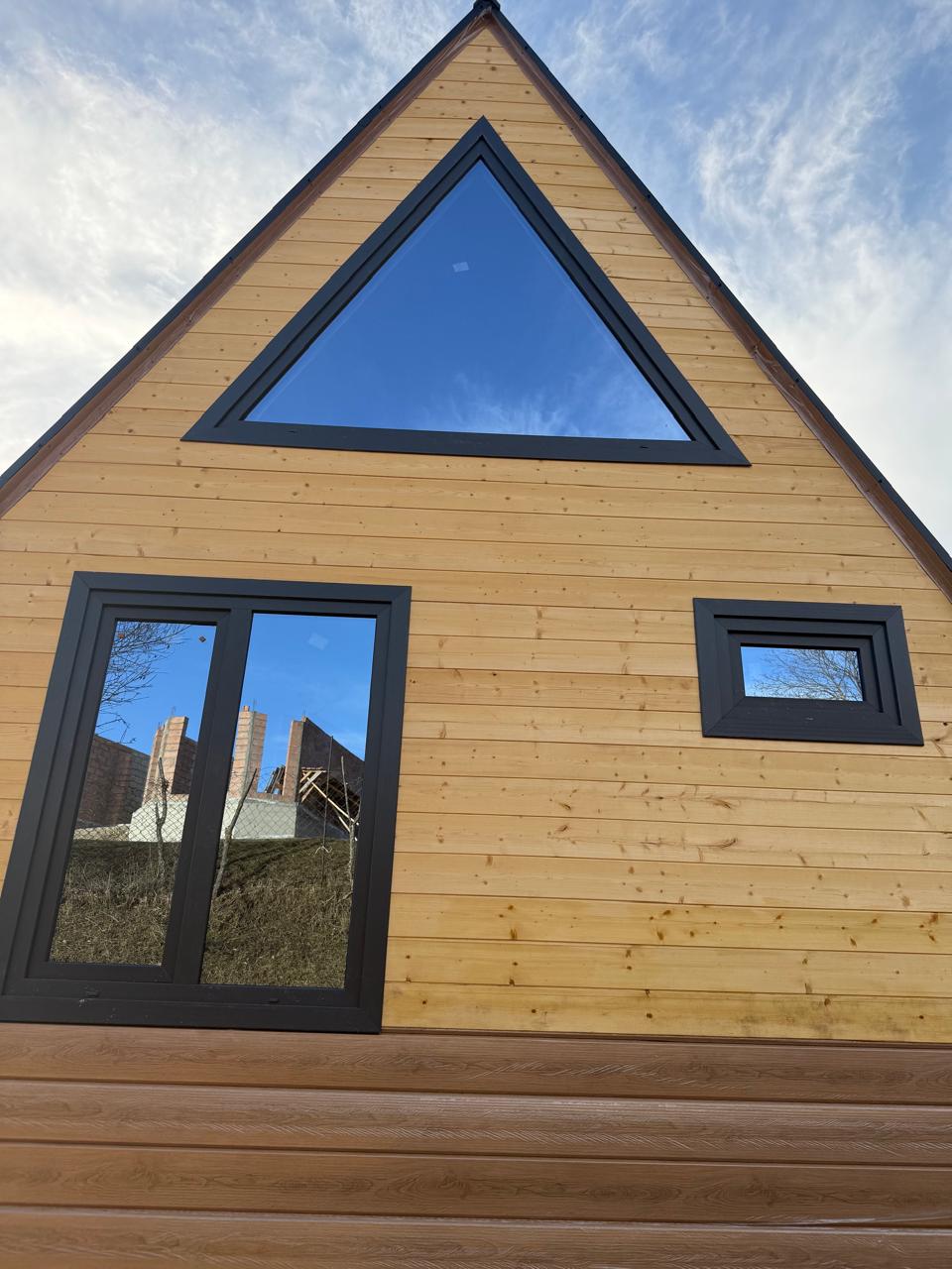 Треугольное и прямоугольные окна в доме A-frame, антрацит